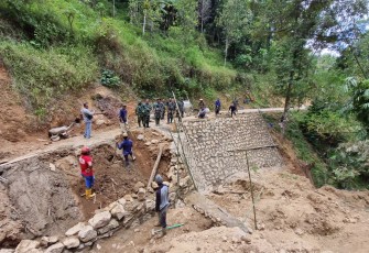 Menderap semangat kegotong-royongan, aku meninjau sasaran fisik TMMD (pembuatan talud) sekaligus memberi arahan satgas dan masyarakat untuk memperhatikan kualitas pembangunan.