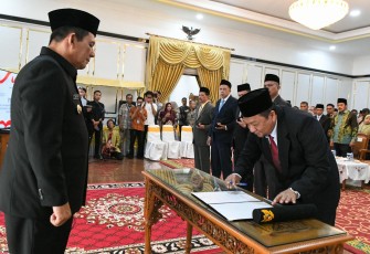 Gubernur Kepulauan Riau H. Ansar Ahmad selaku Ketua Dewan Kawasan Perdagangan Bebas dan Pelabuhan Bebas (DKPBPB) Bintan-Karimun secara resmi melantik Kepala, Wakil Kepala dan Anggota Badan Pengusahaan Kawasan Perdagangan Bebas dan Pelabuhan Bebas (BP KPBPB) Karimun di Rumah Dinas Bupati Karimun, Kamis (12/6/2025)