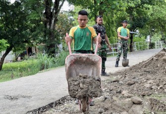  Satgas Pamtas Laksanakan Pemerataan Jalan di Gereja Fatuketi