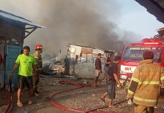 Puluhan petugas damkar dikerahkan untuk memadamkan api di Pasar Induk Cepu yang terbakar pada Minggu pagi.