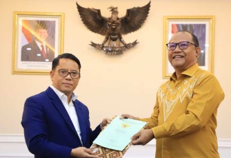 Sekretaris Jenderal Kementerian Agama Kamaruddin Amin menerima sertipikat tanah dari Sekretaris Daerah Provinsi Gorontalo Sofian Ibrahim di Jakarta, Selasa (11/2)