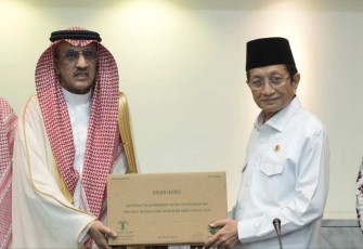 Menag Nasaruddin Umar menerima penyerahan simbolis bantuan kurma dari Kerajaan Arab Saudi ke Republik Indonesia di Jakarta, Jum'at (14/2)