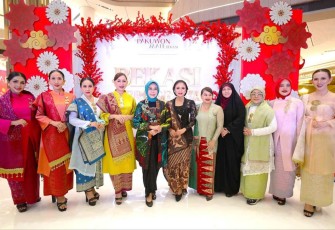 Penasehat DWP Kemensos Fatma Gus Ipul foto bersama jajaran pengurus memakai kebaya di Bekasi, Minggu (16/2)