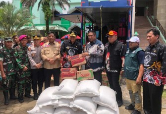 Penyerahan bantuan Kemensos untuk korban banjir di Kabupaten Maros 