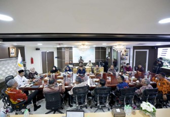 Mensos Saifullah Yusuf rapat kerja dengan KPAI di Jakarta, Selasa (18/2)