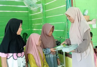 Salah satu daiyah yang dikirim Kemenag ke wilayah 3T