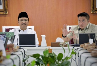 Mensos Saifullah Yusuf bersama Seskab Letkol Teddy di Jakarta, Jum'at (21/3)