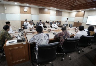 Mensos Saifullah Yusuf bersama Menhut Raja Juli Antoni saat rakor di Jakarta, Kamis (27/3)