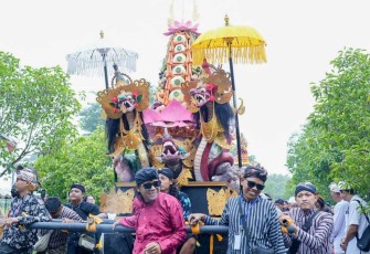 Umat Hindu mengarak ogoh-ogoh di halaman Candi Prambanan, Jumat (28/3/2025)