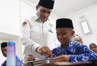 Wakil Menteri Agama Romo Syafii cicipi santapan MBG Santri Pondok Pesantren Mambaul Ulum, Rabu (8/10)