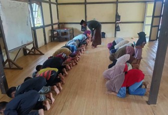 Satgas Pamtas RI-Malaysia Yonzipur 5/ABW menjadi tenaga pengajar anak-anak di Taman Pendidikan Al-Qur'an (TPQ) Thoriqul Jannah di Dusun Entebak Baru, Desa Senaning, Kecamatan Ketungau hulu, Kabupaten Sintang, Kamis (23/1/2025).