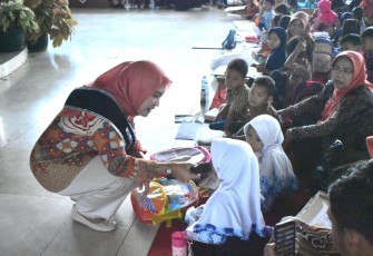 Bunda PAUD Karanganyar, Farida Nurhayati, saat menyambangi sejumlah siswa PAUD peserta Gebyar Membatik Hari Batik Nasional, di Pendopo Rumah Dinas Bupati Karanganyar, Kamis (2/10/2025)