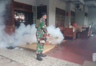 Bersama Lawan Demam Berdarah: Aksi Cepat Babinsa dan Dinas Kesehatan Trenggalek