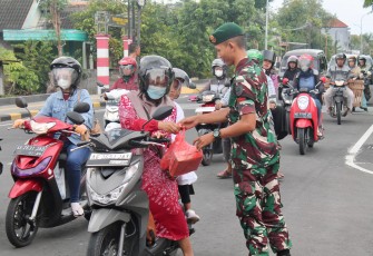 Yonarmed 12/Kostrad Bagikan Bingkisan 