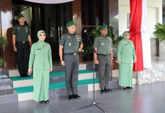  Dandim 0418/Palembang Letkol kav Ferdiansyah,S.Sos.,M.H.I ikuti acara tradisi penerimaan warga baru yang dipimpin langsung Danrem 044/Gapo Brigjen TNI Muhammad Thohir, S.Sos., M.M didampingi Ibu Ketua Persit KCK Koorcab Rem 044 PD II Sriwijaya, Ibu Tina Thohir, Rabu (8/1/2024)