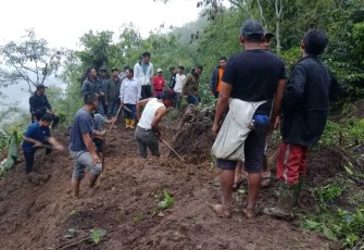Proses evakuasi warga yang tertimbun longsor di Kabupaten Bener meriah, Aceh dilakukan dengan alat sederhana. Hingga hari ini Jumat (10/1) upaya pencarian masih dilanjutkan. Sumber foto: BPBD Bener Meriah