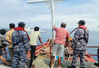 KRI I Gusti Ngurah Rai Evakuasi Kapal Ikan yang Terombang Ambing Selama 4 Hari di Perairan Laut Bali