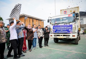 Menteri UMKM Maman Abdurrahman saat melepas ekspor kanopi peneduh lapas Garut, Kamis (25/9)