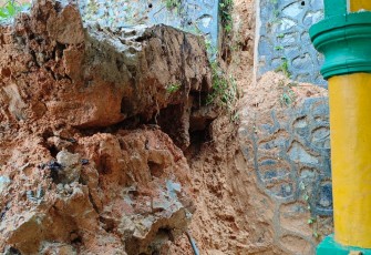 Batu Miring Masjid di Desa Kukup kecamatan Tambelan Roboh