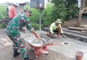 Babinsa Bantu Perbaikan Jalan