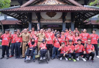 Seremonial pelepasan 31 atlet NPCI Karanganyar di Kantor Setda Karanganyar, Senin (20/10/2025), menuju Kejurprov NPCI Jateng 2025.