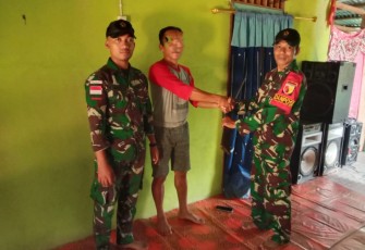 Masyarakat saat Serahkan Senpi Rakitan secara Sukarela kepada Satgas Yonzipur 5/ABW.