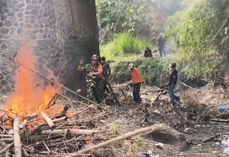 Babinsa dan Warga Dagangan Gelar Karya Bakti Bersihkan Lingkungan Desa