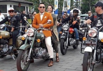 Ridwan Kamil dengan motor mewah Royal Enfield Classic 500 Limited Edition 