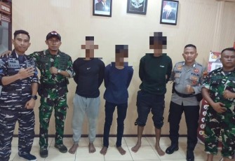 Babinpotmar TNI AL bersama Babinsa saat Berhasil Amankan Pelaku Pencurian Speedboat di Pulau Kasu