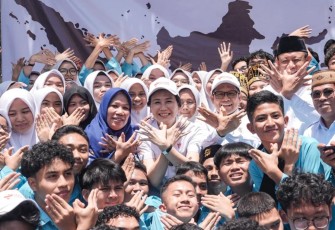 Menko PM Muhaimin Iskandar bersama siswa Sekolah Garuda di Gorontalo, Rabu (8/10)