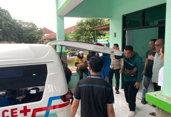 Ambulans pembawa jenazah peserta lomba lari Siksorogo kategori 15 Km saat tiba di RSUD Kartini Karanganyar