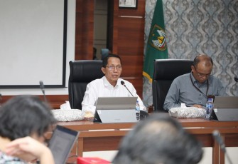 Rapat Koordinasi dan Evaluasi Monitoring Center for Prevention (MCSP) Tahun 2025 di Ruang Rapat Kantor Wali Kota Batam, Kamis (16/10/2025). 
