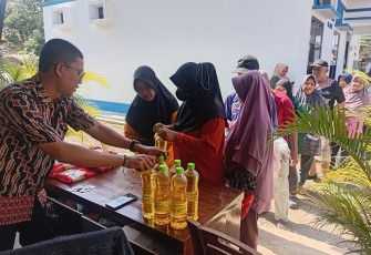 Warga sedang antri membeli minyak goreng murah di halaman Kantor Balai Penyuluhan Pertanian (BPP) Jaten, Kompleks Kecamatan Jaten, Selasa (25/11/2025)