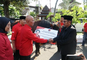Megawati Juga Serahkan 2 Ekor Sapi Kurban ke Masjid di Blitar