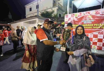 ekan Olahraga Pelajar Kota (POPKOT) Tanjungpinang Tahun 2025 resmi ditutup melalui Upacara Penghormatan Pemenang (UPP) cabang olahraga Bola Basket yang digelar di Lapangan Basket Teladan, Jl. Ketapang, Senin (11/8)