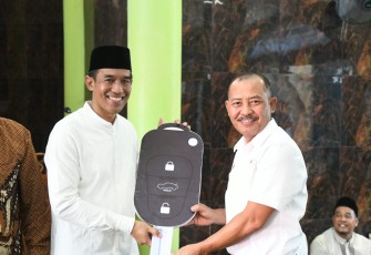 Sekdaprov Kepri Serahkan Hibah Mobil Ambulance ke Yayasan Asy Syuhadaa Bandar Insani Batam