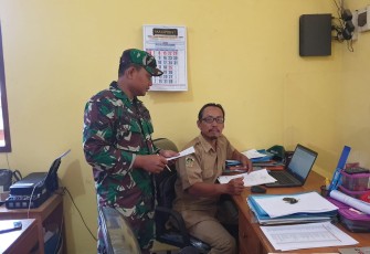 Babinsa Desa Bibrik Lakukan Komsos Bersama Perangkat Desa untuk Update Data BPJS Kesehatan  