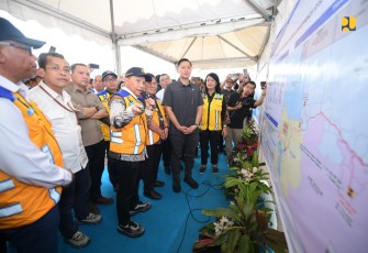 Wakil Menteri Pekerjaan Umum Diana Kusumastuti mendampingi Menteri Koordinator Bidang Infrastruktur dan Pembangunan Kewilayahan Agus Harimurti Yudhoyono (Menko AHY) meninjau Bendungan Multifungsi Karian yang berlokasi di Desa Pasir Tanjung, Kecamatan Rangkasbitung, Lebak, Provinsi Banten, Jumat (10/1/2025)