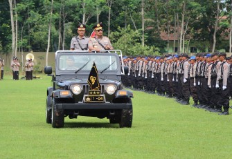 Kalemdiklat Polri Komjen Pol  Prof. Dr. Chrisnanda Dwilaksana, M.Si., saat Upacara Pembukaan Pendidikan (Bukadik) Pembentukan Bintara Kompetensi Khusus (Bakomsus) di Pusdik Binmas Banyubiru Kab. Semarang, Senin (13/01/2025)