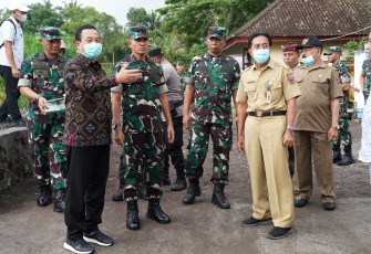  Pangdam IX/Udayana Mayjen TNI Muhammad Zamroni, S.I.P., M.Si., meninjau mesin pengolahan sampah berbasis teknologi di TPA Linggasana, Desa Buana Giri, Kecamatan Bebandem, Kabupaten Karangasem, Senin (13/1/2025)