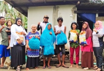 Yayasan Eko Wisata Tunas Harapan Bagikan Sembako Sebagai Bentuk Peduli Terhadap Korban Terdampak Banjir