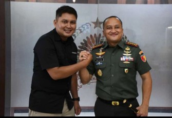 Momen pamitan Kolonel Inf Rama Pratama di Korem 081/DSJ menghadirkan momen tak terduga yang mempertemukan Danrem 082/CPYJ Kolonel Inf Batara Alex Bulo dengan mantan anggotanya, Serka Danny Maulana yang saat ini bertugas di Penrem 081/DSJ