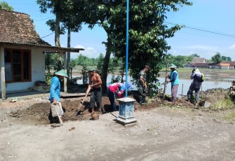 Babinsa Desa Ngengor Bersama Warga Gelar Kerja Bakti Bangun Saluran Irigasi