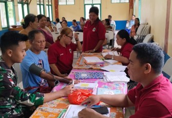Pos Seriang Satgas Pamtas RI-Malaysia kembali hadir berkolaborasi dengan Puskesmas Seriang menggelar Pos Pembinaan Terpadu (Posbindu) dengan mengadakan kegiatan pemeriksaan kesehatan rutin di Kantor Desa Seriang, Kecamatan Badau, Kabupaten Kapuas hulu, Sabtu (25/1/2025)