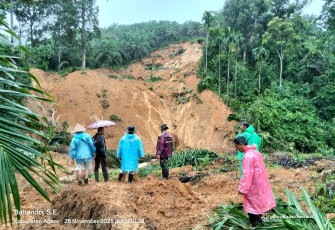 Pencarian korban oleh BPBD, Sapol PP dan polisi pascabencana galodo di salareh aia dan nagari Salareh Aia timur, Kabupaten Agam, Sumbar beberapa waktu lalu.
