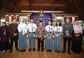 Wamendikdasmen, Atip Latipulhayat, saat mengunjungi SMA Negeri 1 Purwokerto 