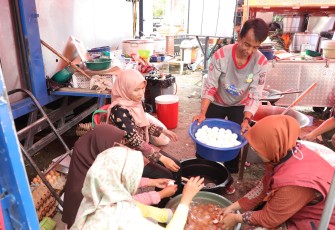 Gotong royong warga di dapur umum posko lapangan Kantor Wali Nagari Salareh Aia Utara, Kecamatan Palembayan, Kabupaten Agam, Sumatera Barat (9/12)