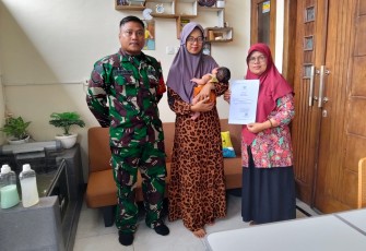 Babinsa Jajaran Kodim 0803/Madiun Laksanakan Pendampingan Pembuatan Akta Kelahiran