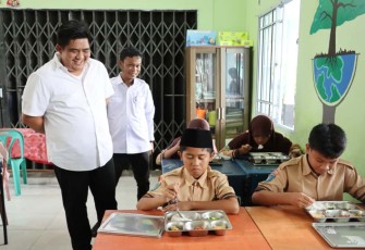 Keseruan Bupati Roby dan Siswa SD 04 Saat Santap MBG