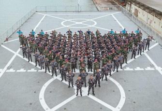 Diatas Dek KRI dr Soeharso-990